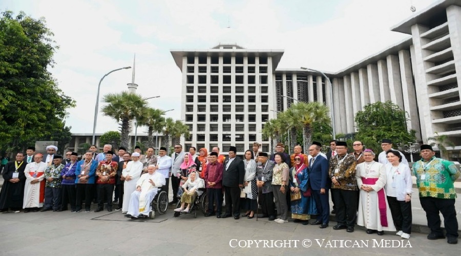 Imagen del contenido Viaje Apostólico a Indonesia | Encuentro Interreligioso